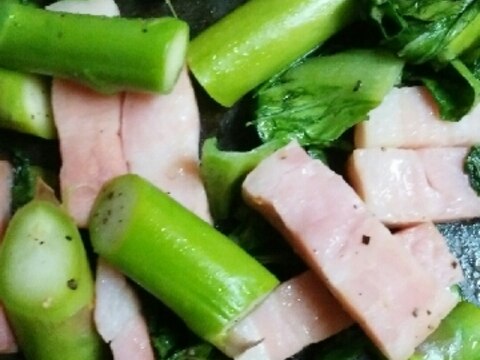 小松菜とアスパラガスとベーコンの炒めもの